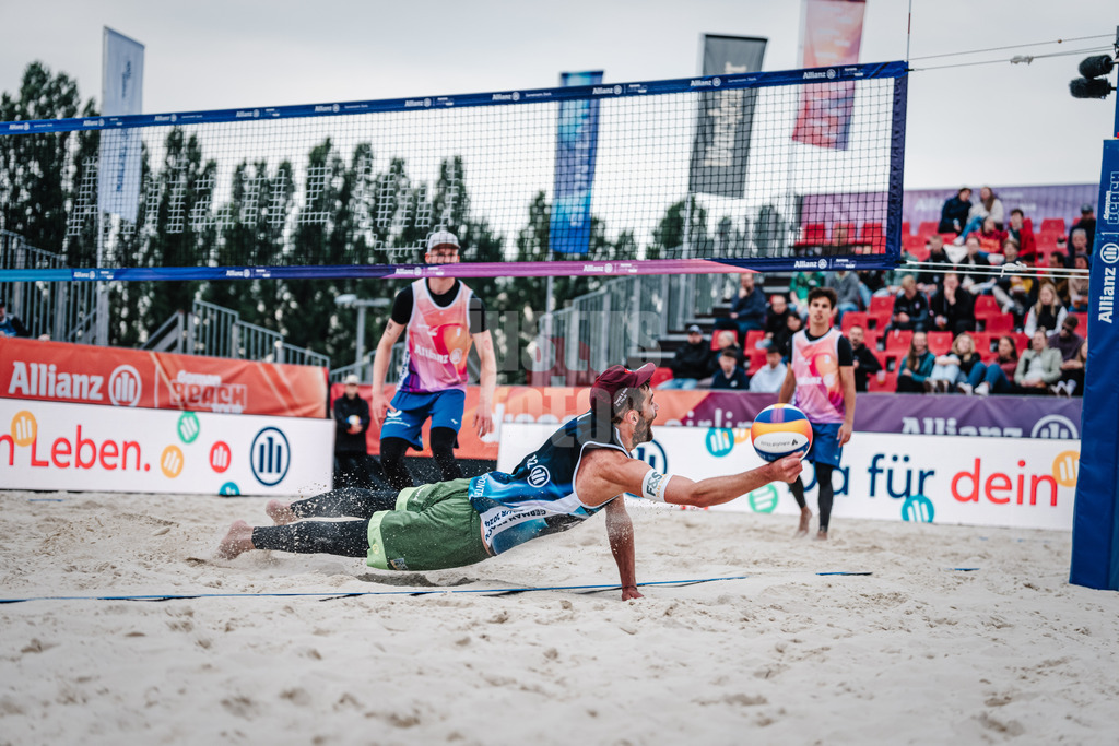 Beachvolleyball | Männer | German Beach Tour 2024 | Tourstop Bremen | 07.06.2024 | Manuel Harms springt nach dem Ball