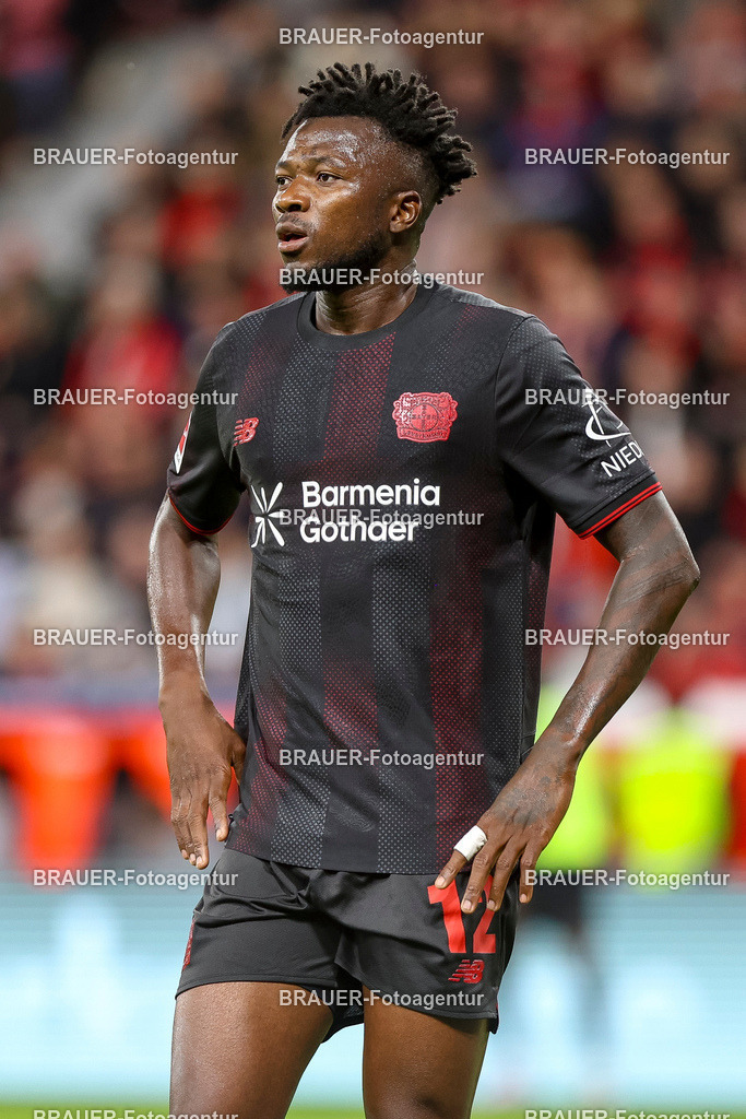 Bayer 04 Leverkusen vs Eintracht Frankfurt - Bundesliga  | Leverkusen, Deutschland, 12.09.25:   Edmond Faycial Tapsoba (Bayer 04 Leverkusen) schaut waehrend des Spiels der Bundesliga zwischen  Bayer 04 Leverkusen vs Eintracht Frankfurt in der BayArena(Foto von Brauer-Fotoagentur / Adrian Schlueter)