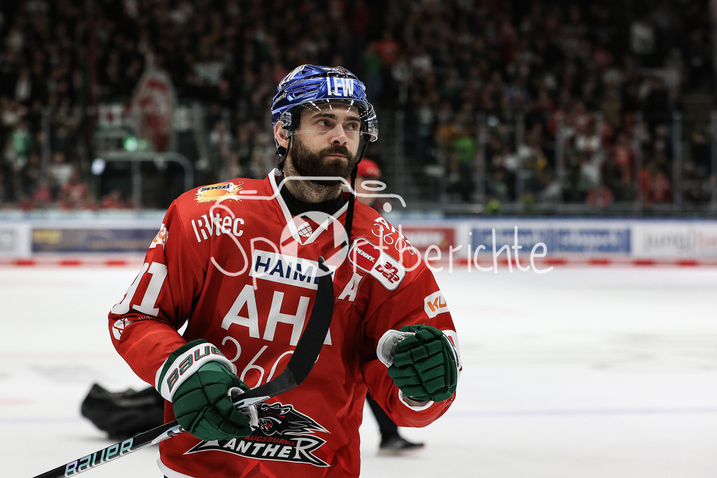 Augsburger Panther - Düsseldorfer EG | Luke ESPOSITO (AEV #91)  bedankt sich bei den Zuschauern nach dem Abstieg des AEV / Traurig / enttaeuscht / Traenen / Symbolbild