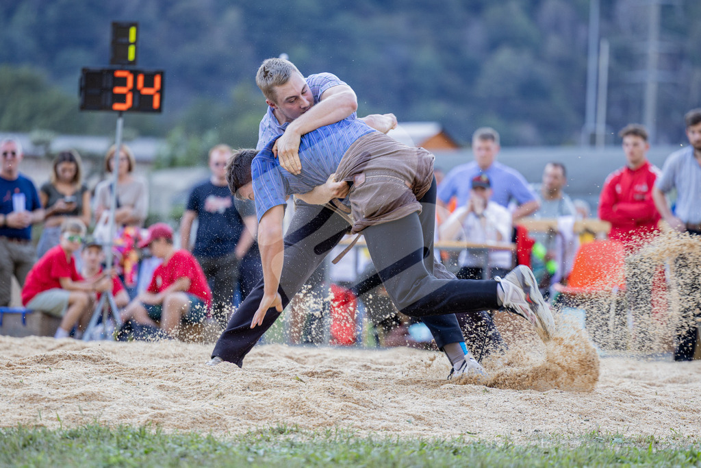 TESSINER2025_06_Gang_1743 | Die Schwinger des Schwyzer Kantonalen Schwingerverbandes: Fotos, die Dynamik und Leidenschaft festhalten, sowie emotionale Momente aus dem traditionellen Schwingsport zeigen. - Realisiert mit Pictrs.com