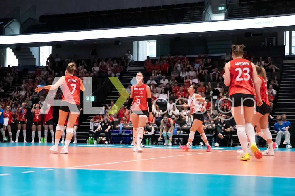 Austria v Switzerland - CEV European League Women | KRIENS, SWITZERLAND - JUNE 14: MÉLINE PIERRET of Switzerland, SARINA WIELAND of Switzerland, FABIANA MOTTIS of Switzerland, MEERET ARDEN of Switzerland and FABIANA BRANCA of Switzerland celebrating during the CEV European League match between Austria and Switzerland at Pilatus Arena on June 14, 2026 in Kriens, Switzerland. - Realisiert mit Pictrs.com