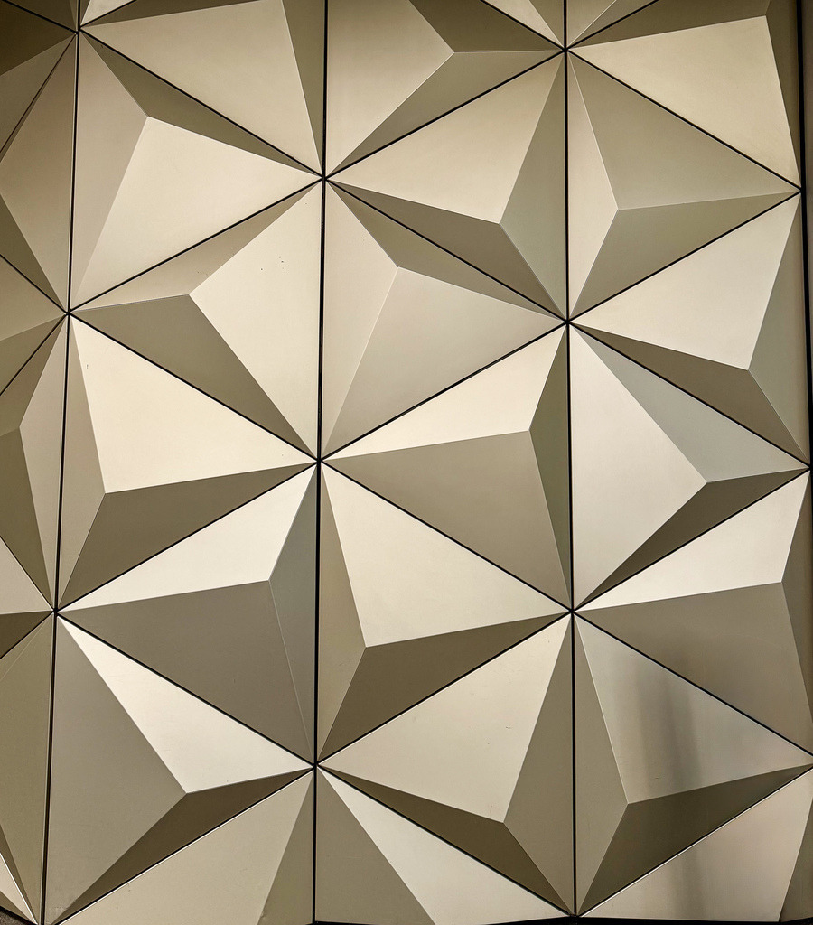 Moderne Architektur Fotokunst – Minimalistisches Wandbild | Faszinierende dreidimensionale Architektur-Struktur mit modernem Licht- und Schattenspiel. Dieses abstrakte, geometrische Kunstwerk bringt als großformatiges Wandbild urbane Eleganz und ein exklusives Design in dein Wohnzimmer, Loft oder Büro. - Realisiert mit Pictrs.com