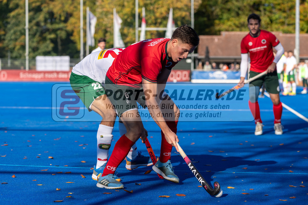 HK_20241103_108473 | 1. Bundesliga Herren Crefelder HTC - Hamburger Polo Club am 3.11.2024 CHTC Krefeld, Krefeld , Rhys Smith ( Hamburger Polo Club #22 ) , Julius Hayner ( Crefelder HTC #6 )