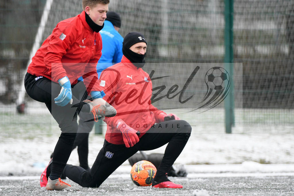 20200226_TRAOSN_0004 | Fussball, Herren: Torhueter Nils Koerber (VfL Osnabrueck) schaut waehrend der Trainingseinheit des VfL Osnabrueck im Sportpark Illoshoehe am 26.02.2020 in Osnabrueck, Deutschland. - Realisiert mit Pictrs.com