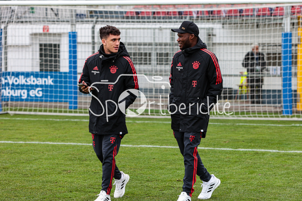 SV Vikoria Aschaffenburg - FC Bayern Amateure | Die Spieler der Amateure sind in Aschaffenburg eingetroffen und begutachten den Platz nochmal vor der Partie / Younes AITAMER (FCB #17) / Desiere SEGBE AZANKPO (FCB #34)