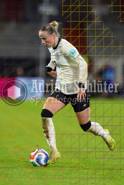 Deutschland vs Frankreich - Halbfinale - UEFA Women's Nations League | Düsseldorf, Deutschland, 24.10.25:   Franziska Kett ( Deutschland ) in Aktion am Ball, Einzelaktion waehrend des Halbfinals der UEFA Women's Nations League zwischen Deutschland vs Frankreich in der Merkur-Spiel-Arena(Foto von Brauer-Fotoagentur / Adrian Schlueter)
