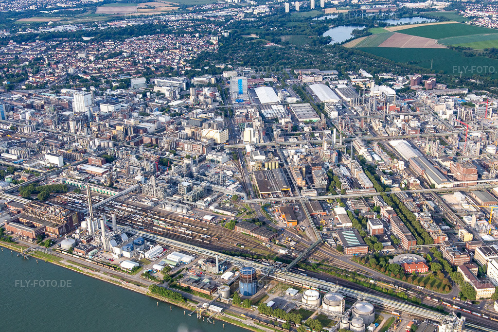 Luftbild: BASF Chemiewerk am Rheinufer im Ortsteil BASF in Ludwigshafen im Bundesland Rheinland-Pfalz in Deutschland. Foto: IMG_142769.jpg vom 19.07.2024 durch Werner Riehm/FLY-FOTO.deWWW.BASF.COM