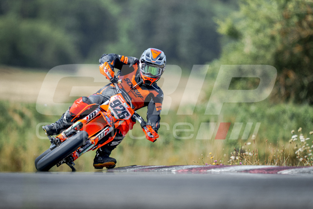 SuperMoto_Staatsmeisterschaft_Fuglau-651 | GRIPcapture steht für authentische Sportfotografie in Österreich – für Momente, die mehr sind als Geschwindigkeit oder Ergebnis. Es geht um Emotion, Spannung, Fokus und den Augenblick, der oft nur einen Wimpernschlag dauert.Ob Motorsport, Teamsport oder 