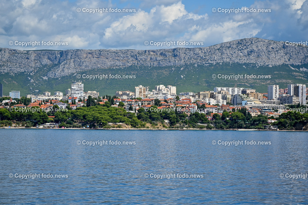 Kroatien_ Bra__ Split_ Faehre_ 09.08.2023-47 | 09.08.2023, Kroatien, HRV, Split, Gespanschaft Split-Dalmatien im Bild Blick auf Split (zweitgroesste Stadt in Kroatien)