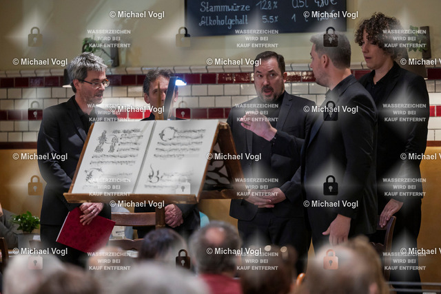 TAM25_K.12__Michael-Vogl_022_8093 | Tage Alter Musik Regensburg K.12 Nachtkonzert Brauhaus am Schloss Cappella Pratensis (Niederlande) Tim Braithwaite, Superius, Leitung Peter de Laurentiis, Tenor, Co-Leitung Sollazzo Ensemble (Frankreich) The Feast of the Swan Das Schwanenfest der Mariengilde von ’s-Hertogenbosch Anna Danilevskaia Vihuela de Arco, Leitung Foto: Michael Vogl