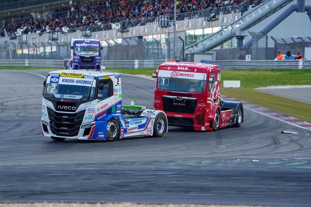 A7408251 | 14.07.2024 Goodyear FIA European Truck Racing Championship (ETRC) NürburgringBild: Zweikampf um die Führung zwischen #2 Jochen Hahn im IVECO und #1 Norbert Kiss im MAN - Realisiert mit Pictrs.com