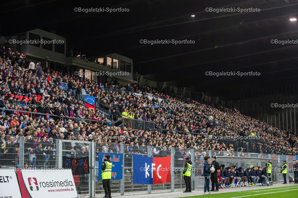 Zuschauer auf der Haupttribüne | 15.10.2025, Fußball, Niederrheinpokal, 3.Runde, KFC Uerdingen - MSV Duisburg: Die Ausverkaufte Haupttribüne - Realisiert mit Pictrs.com