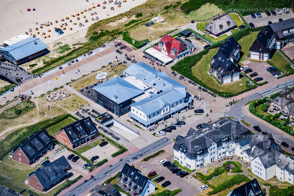 Sylt_Wenningstedt_Dünenstrasse_Restaurant_Iismeer_Buchhandlung_Klaumann_ELS_0863210625 | WENNINGSTEDT (SYLT) 21.06.2025 Sandstrand- Landschaft entlang des Küsten- Verlaufes und Promenade in Wenningstedt (Sylt) auf der Insel Sylt im Bundesland Schleswig-Holstein, Deutschland. // Beach landscape along the and Promenade in Wenningstedt (Sylt) at the island Sylt in the state Schleswig-Holstein, Germany. Foto: Martin Elsen