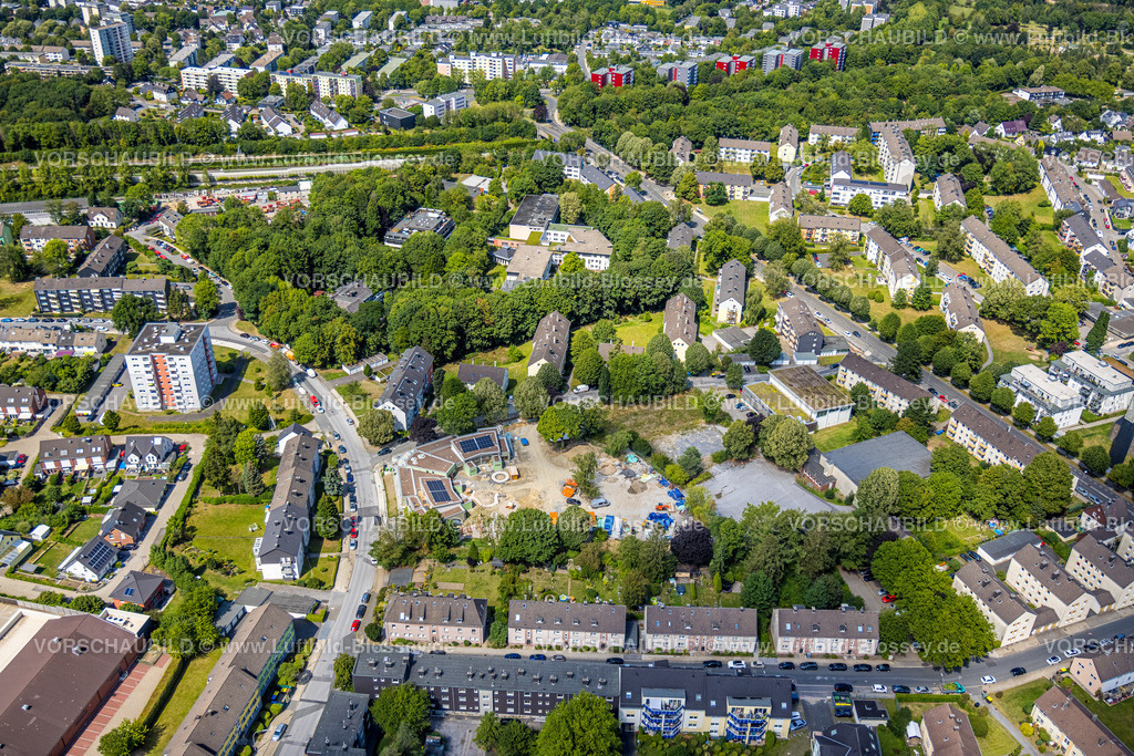Velbert220803240 | Luftbild, Baustelle und Neubau Kindertagesstätte West, Fontanestraße, ehemliges Grundstück der Grundschule, im Waldstück das Seniorenzentrum Velbert, Velbert, Ruhrgebiet, Nordrhein-Westfalen, Deutschland