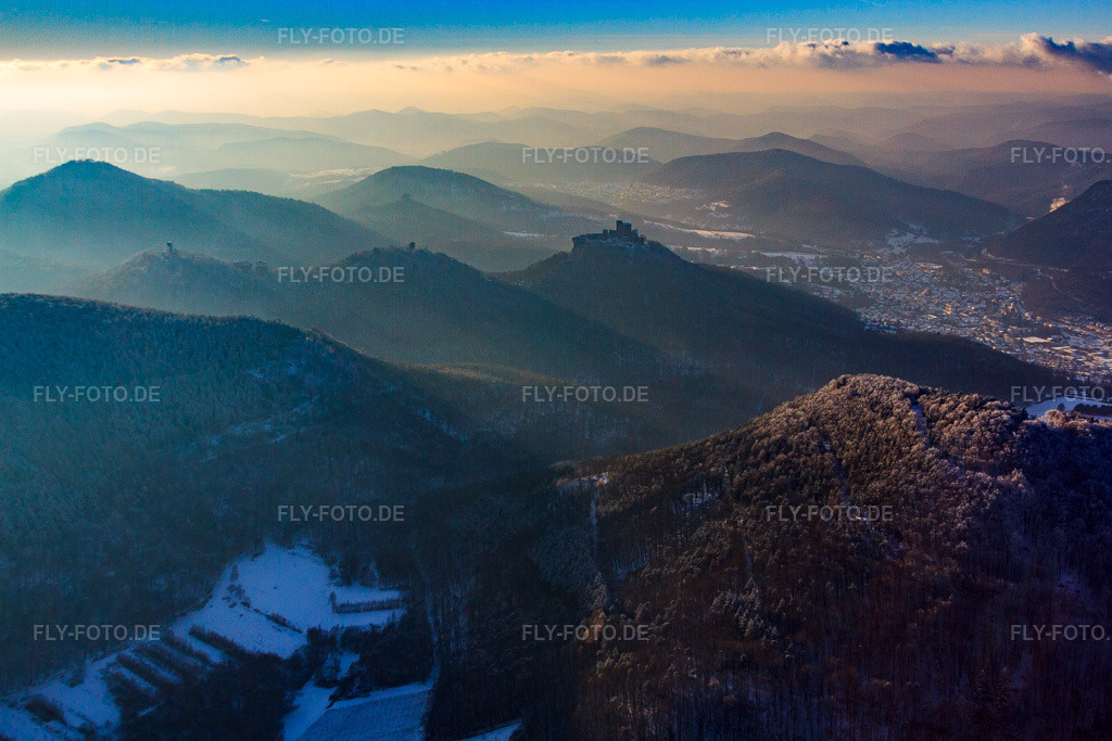 Luftbild: Hohenberg und Trifels von Osten im Winter bei Schnee in Annweiler am Trifels im Bundesland Rheinland-Pfalz in Deutschland. Foto: IMG_54665.jpg vom 08.12.2012 durch Werner Riehm/FLY-FOTO.de
