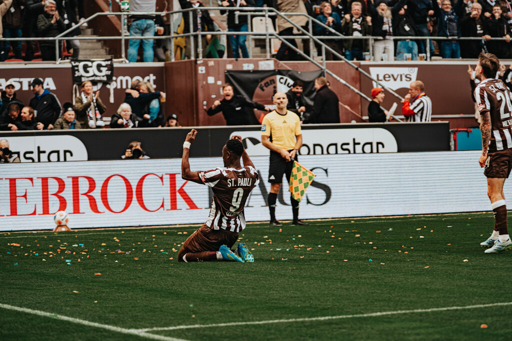 FCSP_YD-01798 | Der offizielle Shop für FC St. Pauli Fotos. Wähle aus Spielszenen & Fanmomenten dein FCSP Wunschformat. Wir liefern Millerntor-Atmosphäre.
