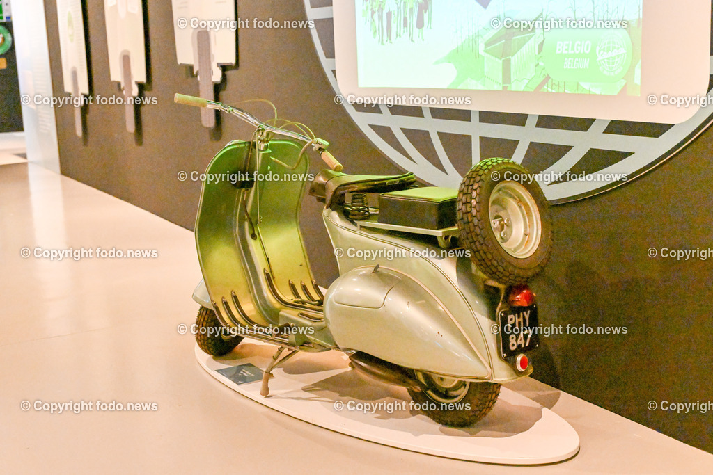 Italien_ Toskana_ Provinz Pisa_ Pontedera_ Vespa_ 29.05.2024-95 | 29.05.2024, Italien, ITA, Toskana, Pontedera im Bild Piaggio, Vespa, Museum

Piaggio ist ein italienischer Fahrzeughersteller mit Sitz in Pontedera. Das Unternehmen produziert verschiedene Mofas und Motorroller, unter anderem die Vespa, das Lastendreirad Ape sowie den Kleintransporter Porter. Zum Konzern gehören auch die Motorradmarken Aprilia, Derbi, Gilera, Laverda und Moto Guzzi. 
Quelle: Wikipedia