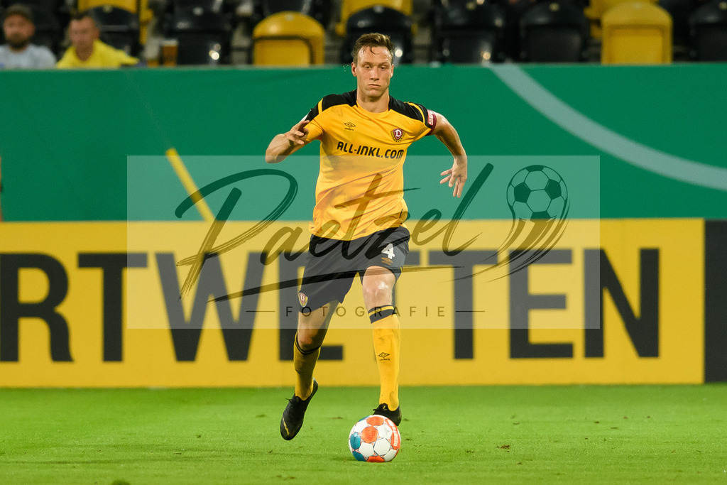 DREPAD20210806_126 | Fussball, Herren: Tim Knipping (SG Dynamo Dresden) in Aktion, am Ball, Einzelaktion beim Spiel der 1. Runde im DFB-Pokal zwischen SG Dynamo Dresden und SC Paderborn 07 im Rudolf-Harbig-Stadion am 06.08.2021 in Dresden, Deutschland.DFB / DFL REGULATIONS PROHIBIT ANY USE OF PHOTOGRAPHS AS IMAGE SEQUENCES AND/OR QUASI-VIDEO. - Realisiert mit Pictrs.com