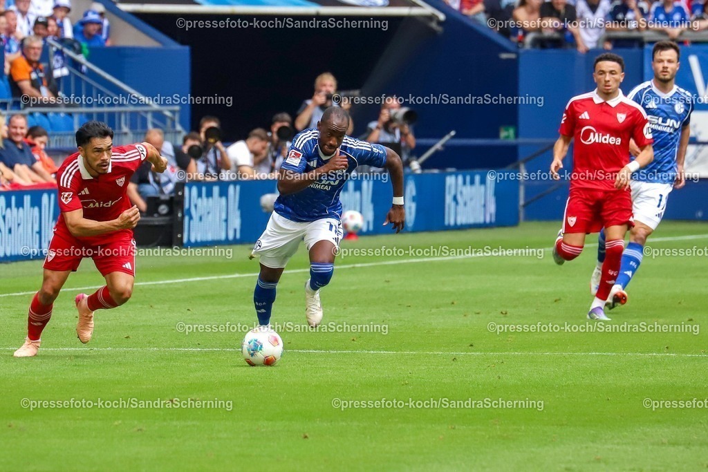 xSSC26072501001 | 26.07.2025, xsscx, Fuﬂball, FC Schalke 04 - FC Sevilla, 2. Fuﬂball Bundesliga, VELTINS-Arena, Saison 2025 2026: Gabriel Suazo (FC Sevilla #12) im Zweikampf gegen Christopher Antwi-Adjei (FC Schalke 04 #18) DFB regulations prohibit any use of photographs as image sequences and or quasi-video.