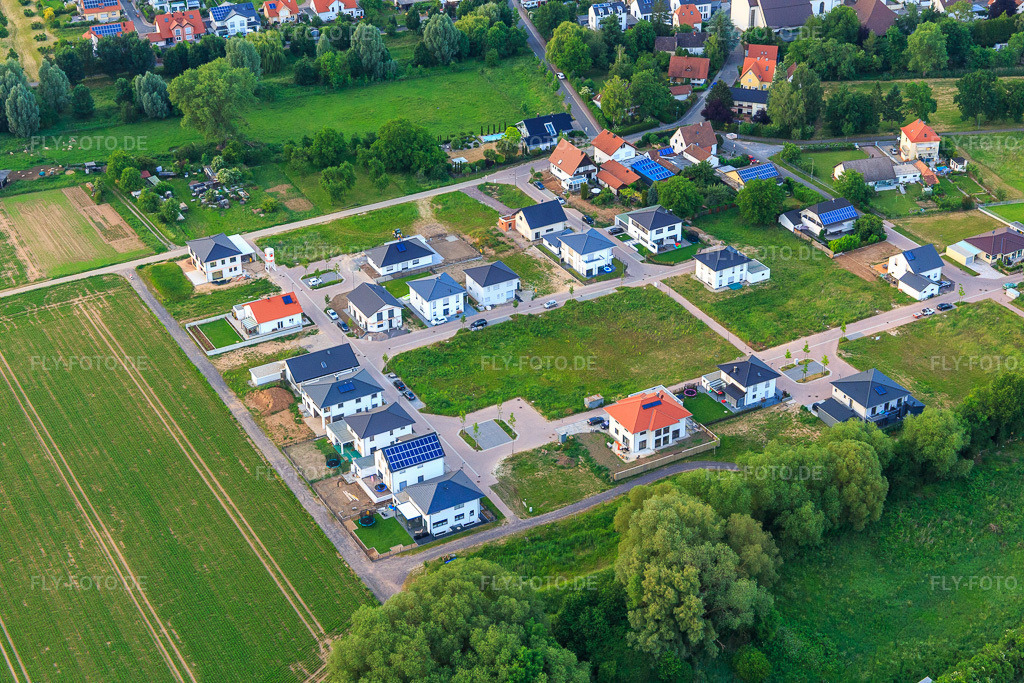 Luftbild: Neubaugebiet In den Hundertmorgen in Offenbach an der Queich im Bundesland Rheinland-Pfalz in Deutschland. Foto: IMG_100615.jpg vom 01.06.2017 durch Werner Riehm/FLY-FOTO.de