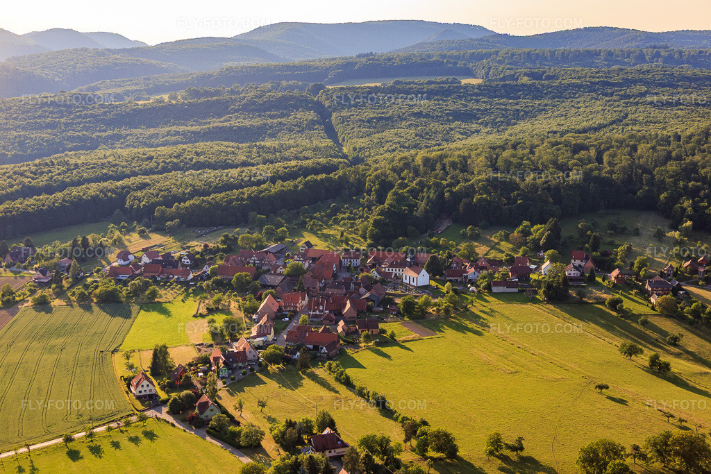 Aerial view: View of the town from the southeast in Lembach in the state Bas-Rhin, France. – Photo: IMG_080243.jpg taken on 06/05/2015 by Werner Riehm/FLY-FOTO.com – Resolution of the original: 5472 x 3648 px