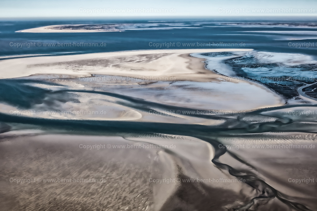 PLB_2334znk1_Norderoogsand_90x60 | Luftbild, Wattenmeer, Strukturen im Watt mit Schlick, Sand und Prielen. Norderoogsand mit Nordwest-Blick Richtung Amrum.

Bildanmutung farbreduziert. - Realisiert mit Pictrs.com