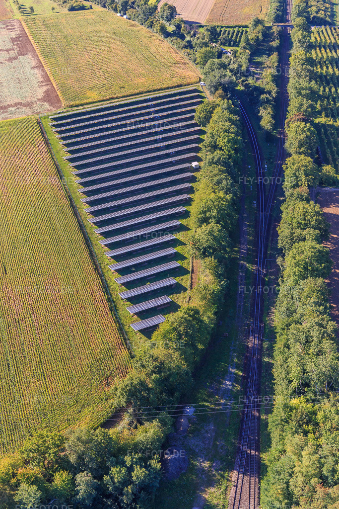 Luftbild: Photovoltaik-Anlage auf Ackerfläche in Winden im Bundesland Rheinland-Pfalz in Deutschland. Foto: IMG_149896.jpg vom 18.09.2025 durch Werner Riehm/FLY-FOTO.de