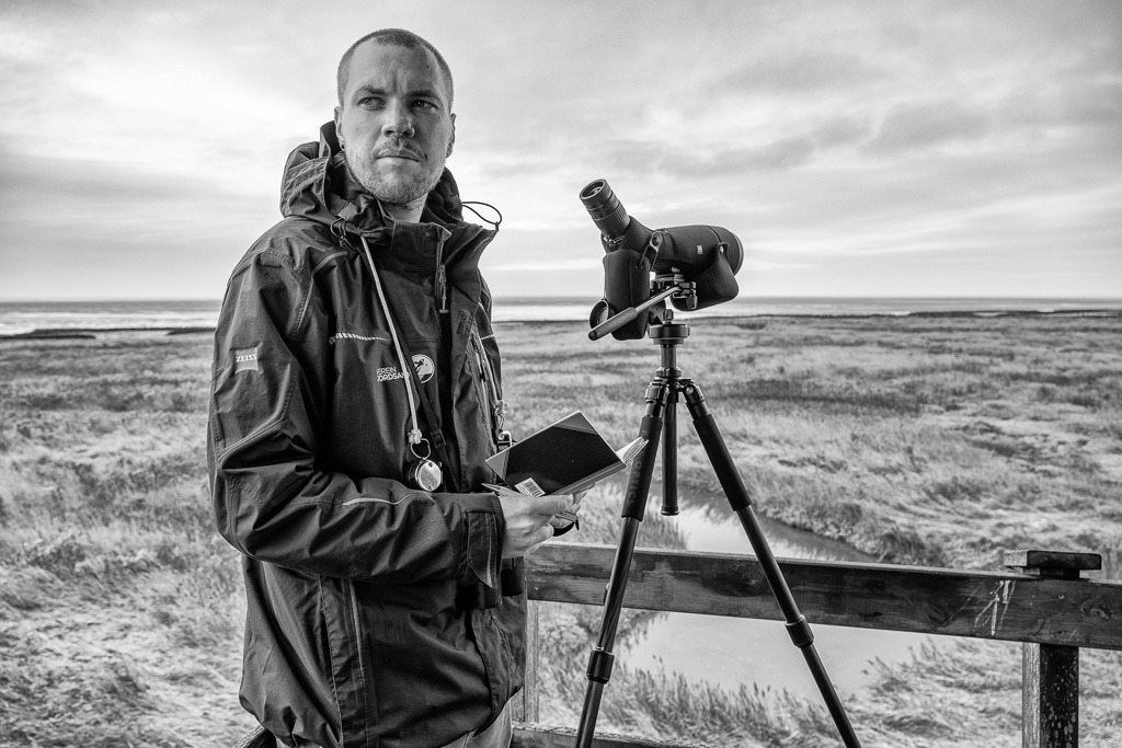 Vogelwart Nils Bayer auf Hallig Norderoog © Holger Rüdel | Der Online-Shop von Holger Rüdel. Ausgewählte Fotografien als FineArt-Prints bestellen: Bildreportagen, Landschaften, Wildlife, History, Infrarot-Motive in Schwarzweiß und Verschiedenes.  - Realisiert mit Pictrs.com