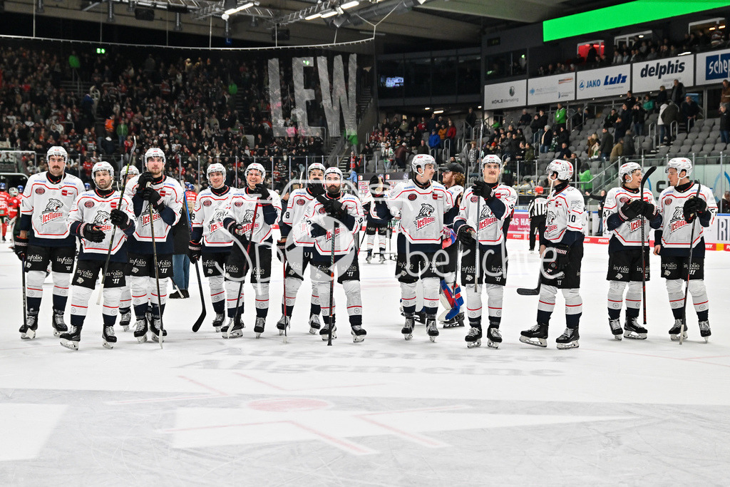 Augsburger Panther - Nürnberg Ice Tigers | AUGSBURG, GERMANY - 28. NOVEMBER: Schlussjubel der Gäste nach dem Auswärtssieg in Augsburg beim Ligaspiel zwischen den Augsburger Panthern und den Nürnberg Ice Tigers am 23. Spieltag der Penny DEL im Curt Frenzel Stadion / Feiern mit den mitgereisten Fans