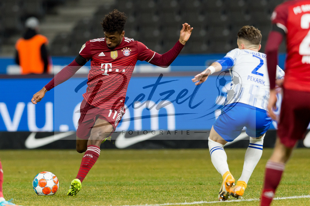 BSCFCB20220123_259 | Fussball, Herren: Kingsley Coman (FC Bayern Muenchen) in Aktion, am Ball, Einzelaktion bei dem Spiel der 1. Bundesliga zwischen Hertha BSC und FC Bayern Muenchen im Olypiastadion am 23.01.2022 in Berlin, Deutschland.DFB / DFL REGULATIONS PROHIBIT ANY USE OF PHOTOGRAPHS AS IMAGE SEQUENCES AND/OR QUASI-VIDEO. - Realisiert mit Pictrs.com