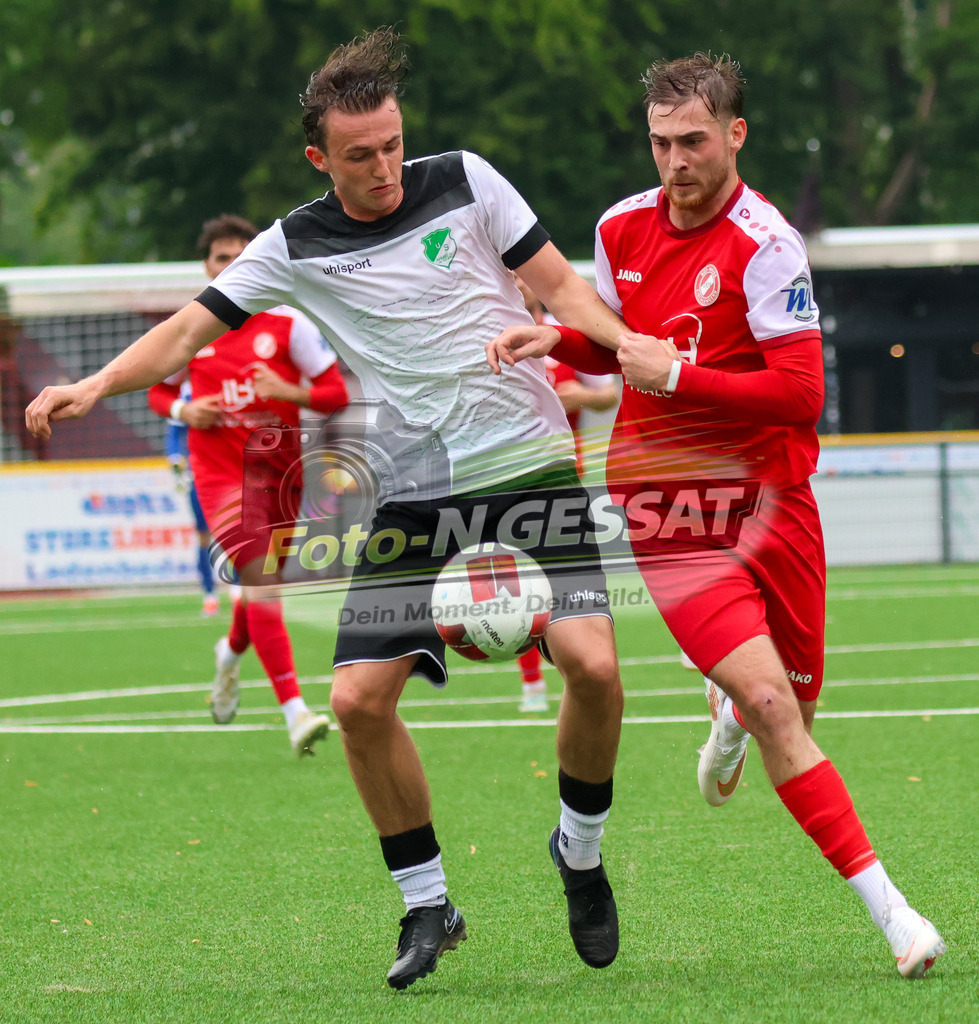 FC RW Kirchlengern - Post TSV Detmold | Auf dem Bild zu sehen: Rot FC RW Kirchlengern: Levin Güzelel ; weiß TuS Ahmsen: Louis Schröder FC RW Kirchlengern, TuS Ahmsen, Saison 26/27, Testspiel, Deutschland - Realisiert mit Pictrs.com