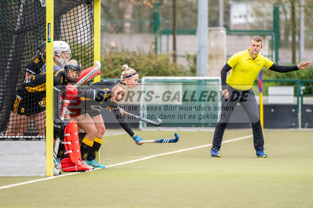 HK_20230401_106616 | 1. Bundesliga Damen Düsseldorfer HC - Harvestehuder THC  am 1.4.2023 DHC Düsseldorf, Düsseldorf , Martin Pelegrina Teresa ( Harvestehuder THC #13 ) , Saenger Laura ( Harvestehuder THC #8 )