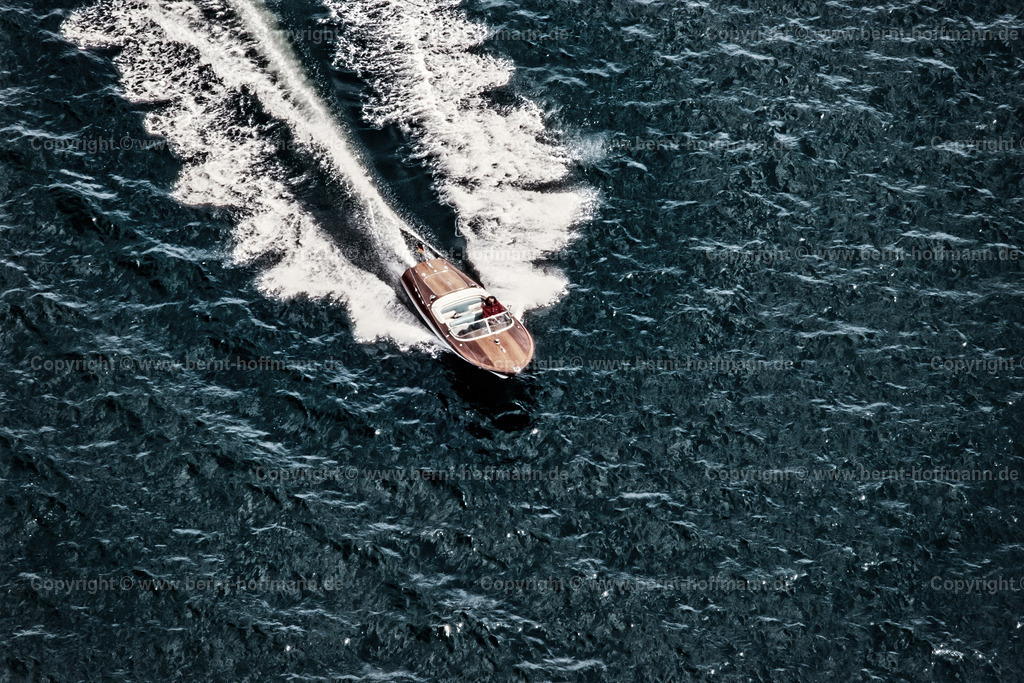 PLB_DDz_yy_Riva_001a_75x50 | WICHTIG: Foto ist eine Reproduktion eines Farbdias; die Bildanmutung ist anders als bei reinen Digitalfotos.

Luftbild, Motorboot Typ RIVA auf der Ostsee. - Realisiert mit Pictrs.com