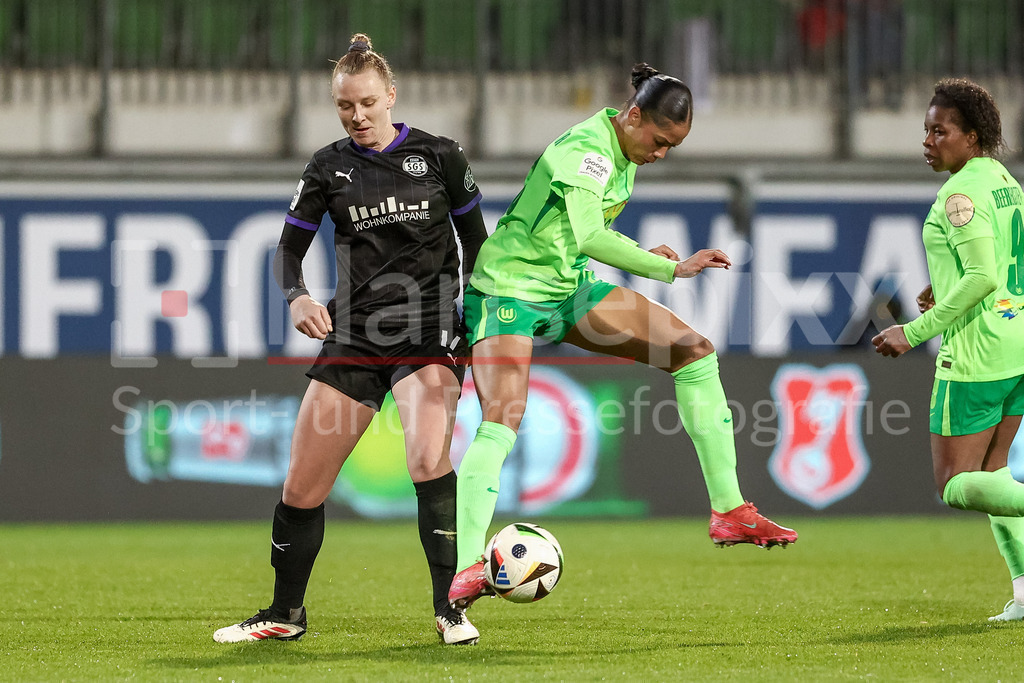 Fussball, Google Pixel Frauen-Bundesliga, VfL Wolfsburg - SGS Essen | v.li.: Annalena Rieke (SGS Essen, 17) und Sveindis Jonsdottir (VfL Wolfsburg, 23) im Zweikampf, Duell, Dynamik, Aktion, Action, Spielszene, DIE DFB-RICHTLINIEN UNTERSAGEN JEGLICHE NUTZUNG VON FOTOS ALS SEQUENZBILDER UND/ODER VIDEOÄHNLICHE FOTOSTRECKEN. DFB REGULATIONS PROHIBIT ANY USE OF PHOTOGRAPHS AS IMAGE SEQUENCES AND/OR QUASI-VIDEO.