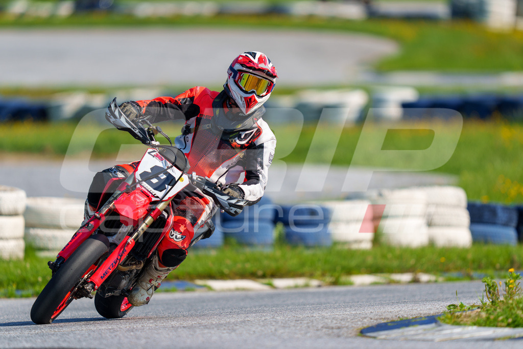 SuperMoto_Staatsmeisterschaft_Greinbach_173 | GRIPcapture steht für authentische Sportfotografie in Österreich – für Momente, die mehr sind als Geschwindigkeit oder Ergebnis. Es geht um Emotion, Spannung, Fokus und den Augenblick, der oft nur einen Wimpernschlag dauert.Ob Motorsport, Teamsport oder 