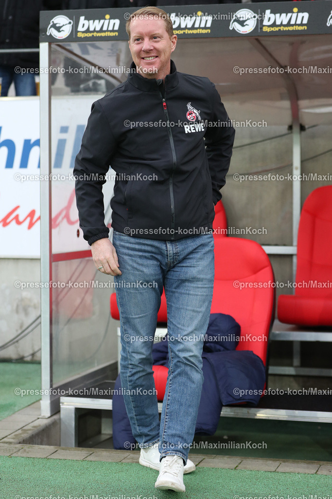 RWE06012402100 | 06.01.2024, Essen, Fußball, Herren, Stadion an der Hafenstraße, Testspiel, Rot-Weiss Essen – 1. FC Köln:  Der neue Cheftrainer Timo Schultz (1.FC Köln) bezieht bei seinem ersten Spiel für den Kölner FC das erste mal den Sitz auf der Trainerbank. 
DFB regulations prohibit any use of photographs as image sequences and or quasi-video.