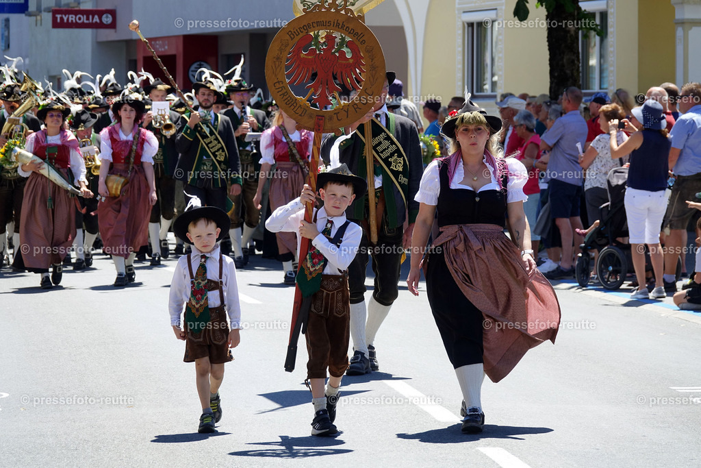 news-2022-Juli17-Musikumzug-Reutte-DSD02977-Ehrwald | Info aus dem Bezirk Reutte/Ausserfern Tirol sowie eine umfangreiche Bilddatenbank über die gesamte Region: Lechtal, Talkessel Reutte, Tannheimertal, Zwischentoren. Lech, Plansee, Zugspitze, Grenztunnel, B179, Fernpassstraße, Verkehr, Lawinen, Tradition, - Realisiert mit Pictrs.com