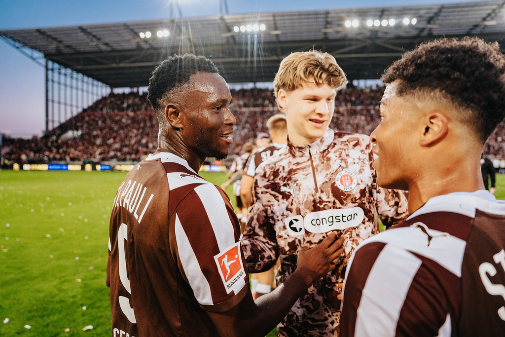 FCS02435 | Der offizielle Shop für FC St. Pauli Fotos. Wähle aus Spielszenen & Fanmomenten dein FCSP Wunschformat. Wir liefern Millerntor-Atmosphäre.