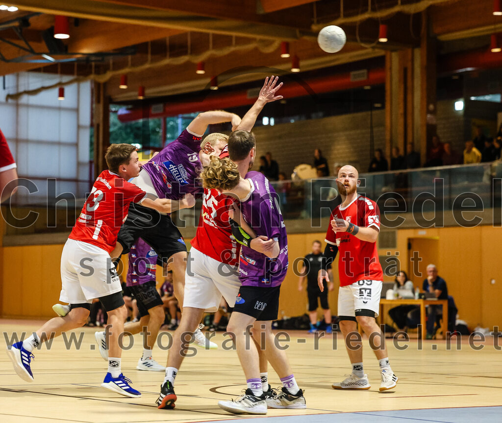 2024-10-20_034_SpVgg_Altenerding_II_gegen_TSV_Taufkirchen-Vils | Erding, Deutschland, 20.10.2024:Handball, Bezirksliga Männer Ost 2024 / 2025, 3. Spieltag, SpVgg Altenerding II gegen TSV Taufkirchen/Vils, Endergebnis: 15:20Philipp Friedrich (TSV Taufkirchen/Vils, #73), Jakob Obermair (SpVgg Altenerding, #19), Christoph Huber (TSV Taufkirchen/Vils, #25), Jakob Thees (SpVgg Altenerding, #3), Andreas Rej (TSV Taufkirchen/Vils, #69)Foto: Christian Riedel / fotografie-riedel.net