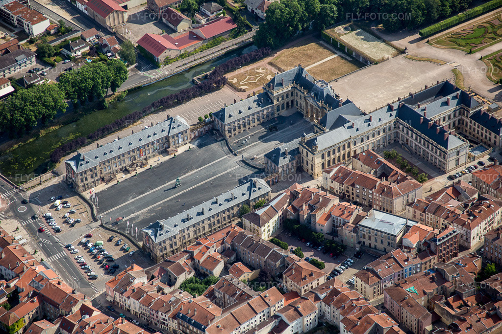 Aerial view: Castle Park of Castle Lunéville in Lunéville in the state Meurthe et Moselle, France. – Photo: IMG_083166.jpg taken on 07/11/2015 by Werner Riehm/FLY-FOTO.com – Resolution of the original: 5472 x 3648 px