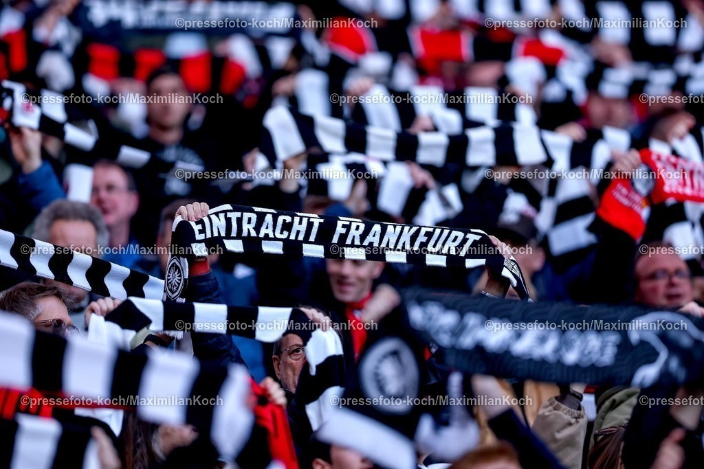 EFR01032601053 | 01.03.2026, Fußball, Eintracht Frankfurt - SC Freiburg, 1. Fußball Bundesliga, 24. Spieltag, Deutsche-Bank-Park (Frankfurt am Main), Saison 2025 2026: Symbolbild Fans mit Schal Fanschal Schriftzug Schalparade Hymne Vereinshymne DFB Regulations prohibit any use of photographs as image sequences and or quasi-video.