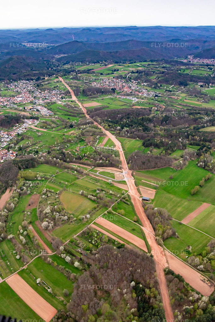 Luftbild: Neuerrichtung des Teilstücks der Trans-Europa-Naturgas-Pipeline (TENP-I zwischen den Niederlanden und der Schweiz) auf 51 km Länge zwischen Mittelbrunn und Klingenmünster im Ortsteil Gossersweiler in Gossersweiler-Stein im Bundesland Rheinland-Pfalz in Deutschland. Foto: IMG_140097.jpg vom 07.03.2024 durch Werner Riehm/FLY-FOTO.de