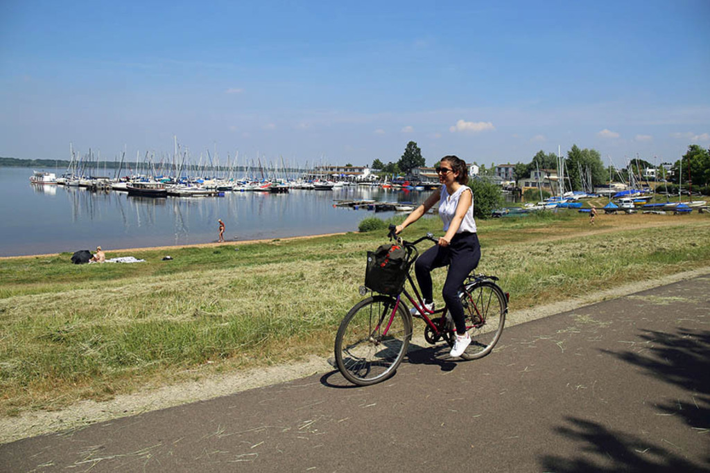 Foto: Leipzig - Cospudener See | Das Team hinter BILDLEXIKON LEIPZIG bündelt historische wie aktuelle Informationen über die Stadt Leipzig in Text und Bild auf einer Plattform und stellt diese der interessierten Öffentlichkeit zur Verfügung.