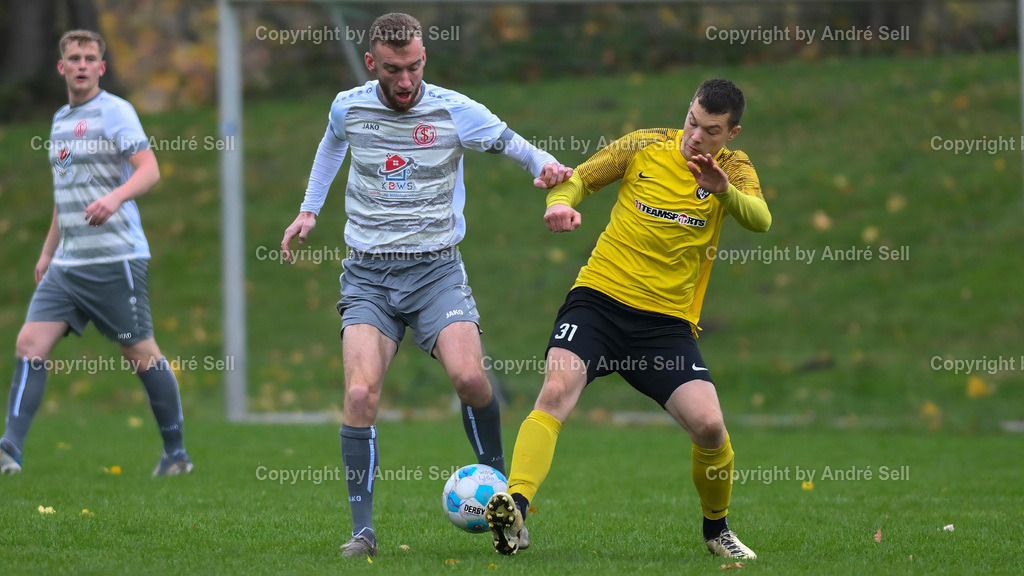 Wiker SV vs TSG Concordia Schönkirchen | Andre Wittern (Wiker SV #31) / Johann Kühl (TSG #4) - Fußball-Verbandsliga Ost Männer 2024/2025 / Wiker SV vs TSG Concordia Schönkirchen / Suchsdorfer Weg 68, Sportzentrum Platz 4 / 24119 Kronshagen / 16.11.24 - Realisiert mit Pictrs.com