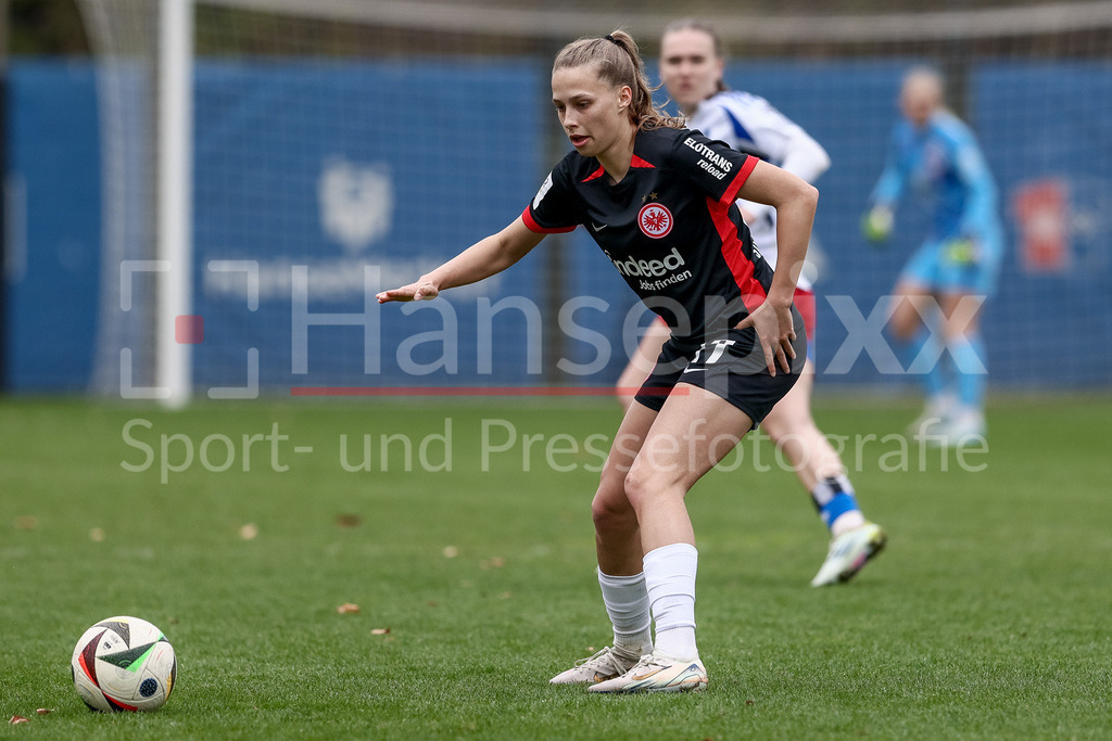 Fussball, 2. Frauen-Bundesliga, Hamburger SV - Eintracht Frankfurt II | v.li.: Melissa Schmidt-Sommer (Eintracht Frankfurt II, 37) am Ball, Einzelbild, Ganzkörper, Aktion, Action, Spielszene, DIE DFB-RICHTLINIEN UNTERSAGEN JEGLICHE NUTZUNG VON FOTOS ALS SEQUENZBILDER UND/ODER VIDEOÄHNLICHE FOTOSTRECKEN. DFB REGULATIONS PROHIBIT ANY USE OF PHOTOGRAPHS AS IMAGE SEQUENCES AND/OR QUASI-VIDEO.