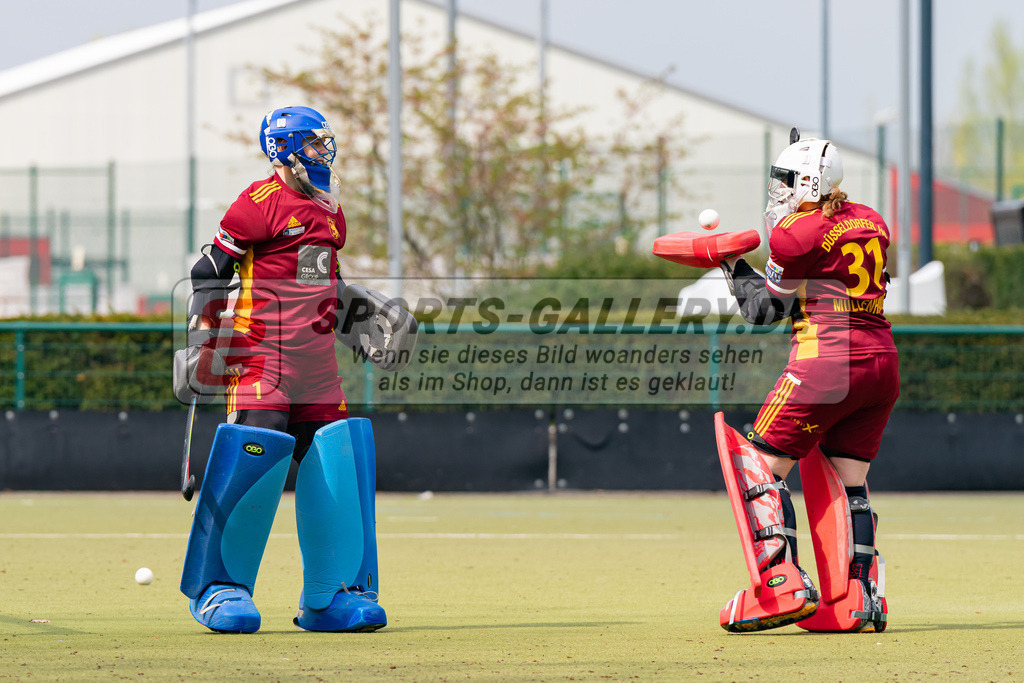 HK_20230416_901598 | 1. Bundesliga Damen Düsseldorfer HC - Rot-Weiss Köln am 16.4.2023 DHC Düsseldorf, Düsseldorf , Burmester Cleo ( Torfrau Düsseldorfer HC #33 ) rechts Sarah Mollenhauer Torfrau ( Düsseldorfer HC #31 )