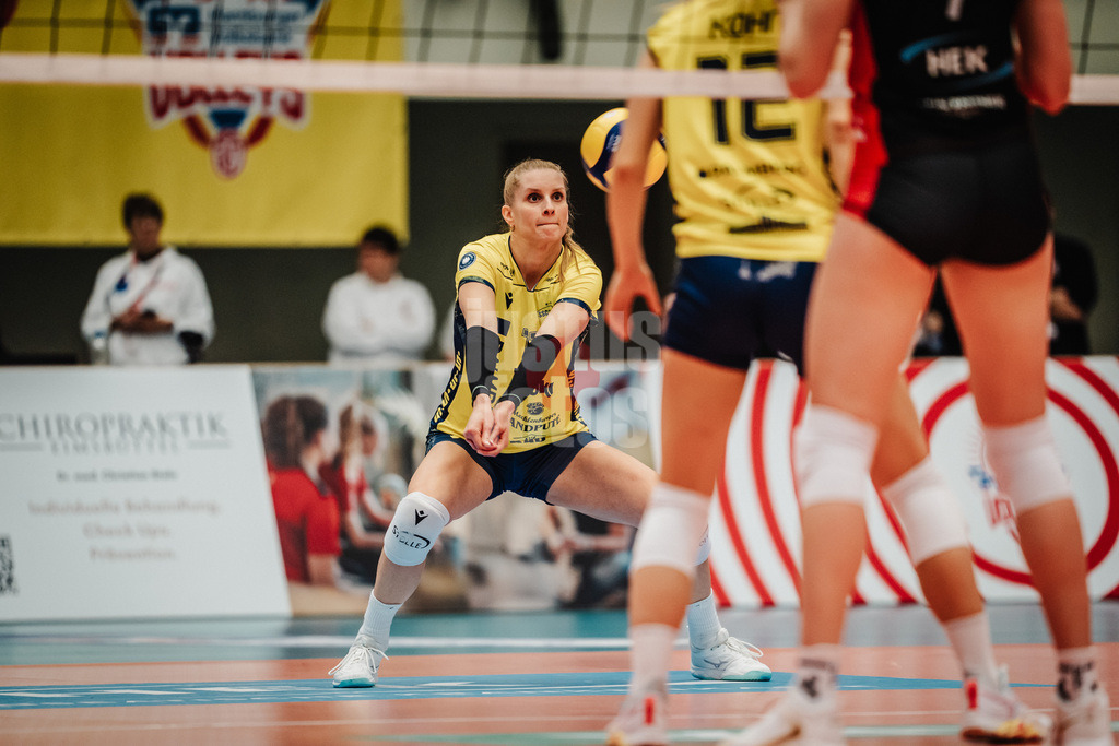 Volleyball | Frauen | Saison 2025/2026 | Volleyball Bundesliga | ETV Hamburger Volksbank Volleys vs. SSC Palmberg Schwerin | 17.01.2026 | Annegret Hölzig (#11, SSC Palmberg Schwerin) nimmt den Ball an