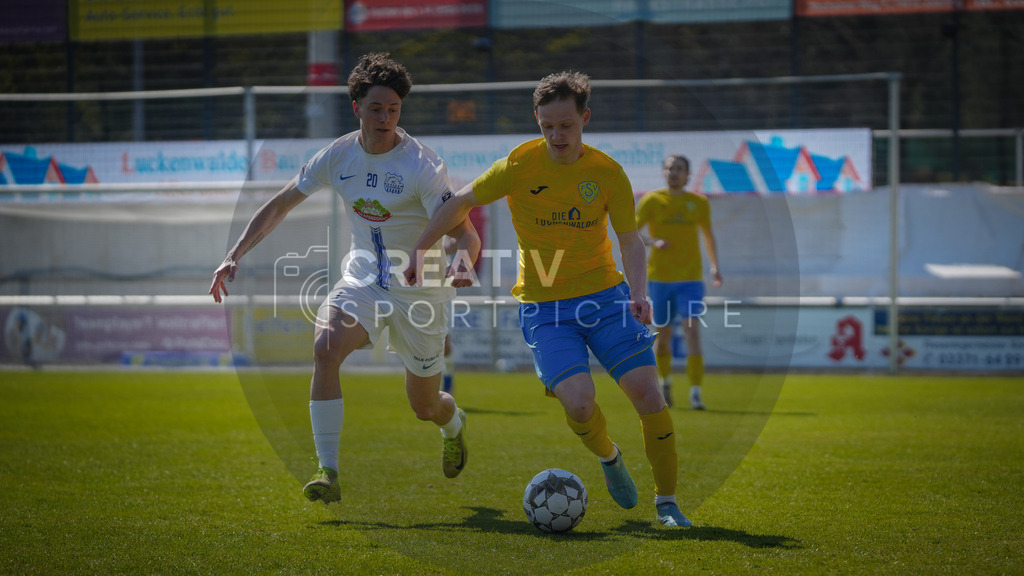 Fußball, Herren, Saison 2025/2026, Regionalliga Nordost, 29. Spieltag, FSV 63 Luckenwalde vs. FC Eilenburg, Samstag 11.04.2026, Werner-Seelenbinder-Stadion Luckenwalde, | Fußball, Herren, Saison 2025/2026, Regionalliga Nordost, 29. Spieltag, FSV 63 Luckenwalde vs. FC Eilenburg, Samstag 11.04.2026, Werner-Seelenbinder-Stadion Luckenwalde, Im Bild: Kurt Pestel (l. Eilenburg) und Niklas Kaus (r. Luckenwalde) - Realisiert mit Pictrs.com