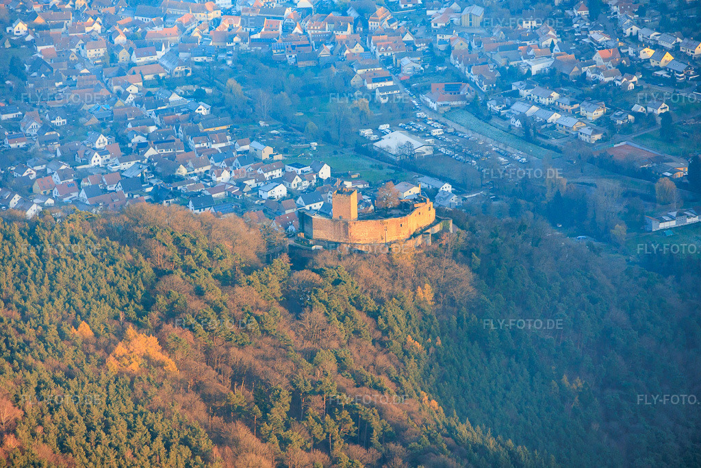 Luftbild: Ortsansicht von Westen mit Burg Landeck im Abendlicht in Klingenmünster im Bundesland Rheinland-Pfalz in Deutschland. Foto: IMG_151941.jpg vom 22.11.2025 durch Werner Riehm/FLY-FOTO.de