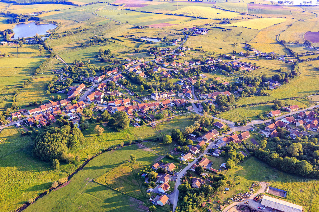 Aerial view: View of the town from the north in Vibersviller in the state Moselle, France. – Photo: IMG_107390.jpg taken on 05/19/2018 by Werner Riehm/FLY-FOTO.com – Resolution of the original: 5472 x 3648 px